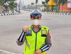 Sat Lantas Polresta Kendari Bagikan Masker kepada Pengguna Jalan, Antisipasi Dampak Polusi dan Kabut Asap